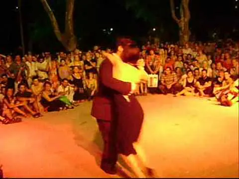 Video thumbnail for Lida Montovani y Cristhian Sosa.  TANGO. Plaza Almagro- 2010.