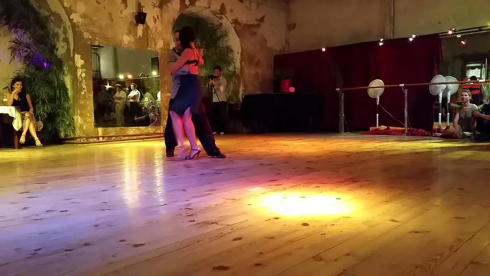 Video thumbnail for Moira Daloia & Alejandro Figueroa sur Que Tiempo Aquel de Lomuto à Tango de soie