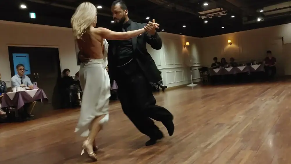 Video thumbnail for Carolina Bonaventura & Leandro Gomez