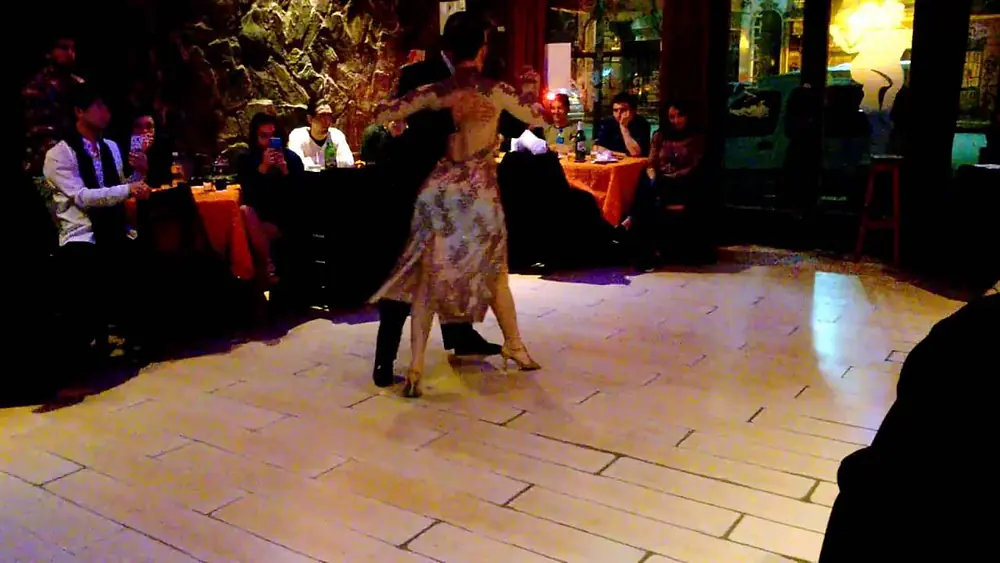 Video thumbnail for Alejandro Ferreyra y Alejandra Grosso bailan "Pocas Palabras" en la Fundación Tango Argentino!