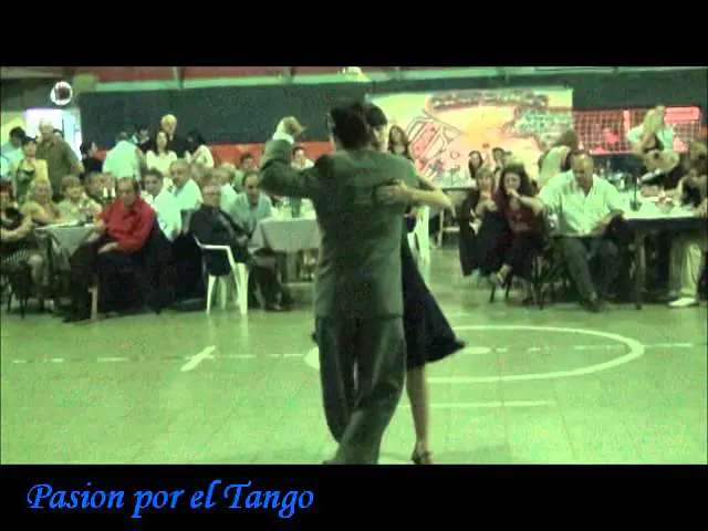 Video thumbnail for LUCILA BARDACH Y MARCELO LAVERGATA bailando el tango TRES ESQUINAS en la Milonga El PISOTON
