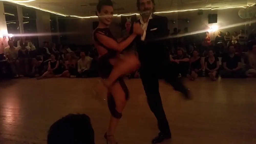Video thumbnail for Argentine tango: Celina Rotundo & Hugo Patyn - La Milonga de Buenos Aires