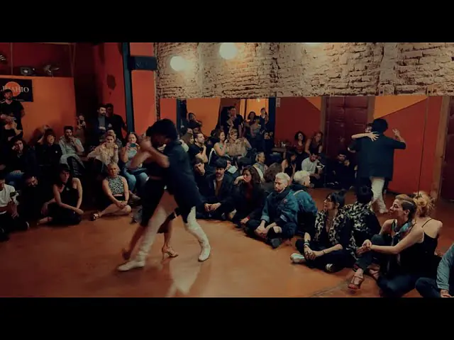 Video thumbnail for EL CACHIVACHE - Bailan Gaston Torelli y Gri Montanaro en La Cachivacheria Milonga - Todo Tango