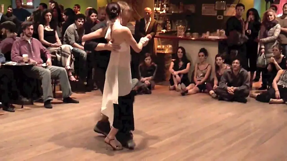 Video thumbnail for Mila Vigdorova & Santiago Steele dance 'Milongueando en el 40' @ Tango Cafe
