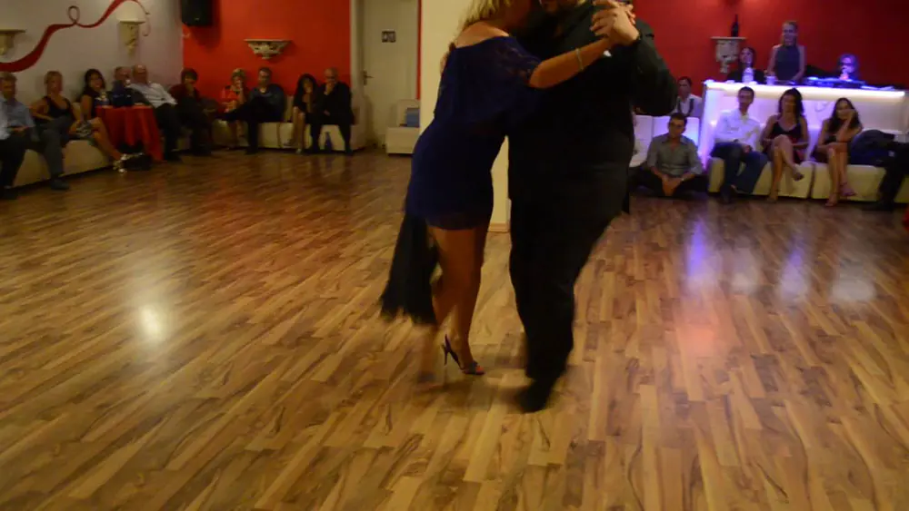 Video thumbnail for Leo Ortiz e Yanina Erramouspe @Milonga La Rotonda 3di4