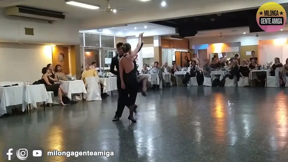 Video thumbnail for Valentina Massari y Krishna Olmedo  - Milonga Gente Amiga 2022 - (1/3)