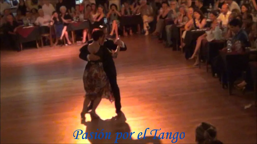 Video thumbnail for AURORA LUBIZ y JONATHAN SPITEL Bailando la Milonga AL GALOPE en YIRA YIRA