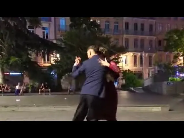 Video thumbnail for Elise Barbot y Roque Bravo - Milonga Callejera Toulouse - Ella es así / Donato