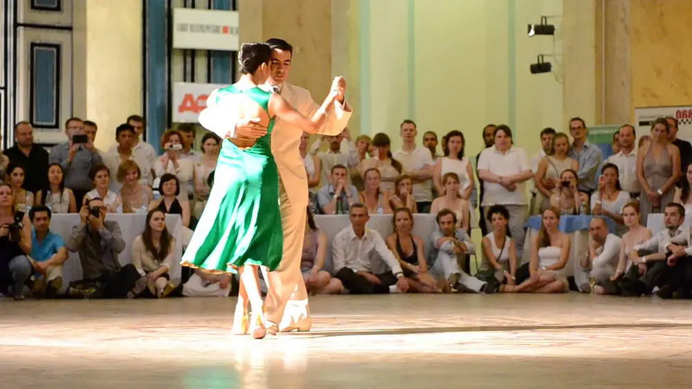 Video thumbnail for Sebastian Achaval and Roxana Suarez, valse "Viejo Porton", White nights tango-2013