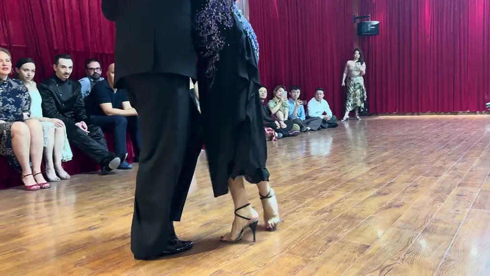 Video thumbnail for Amelia Ramble & Matthew Ferrol in Shanhai 2024 : Dichas que Viví-Vlas