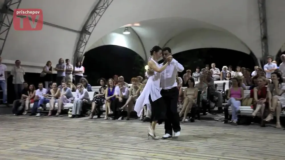 Video thumbnail for Ozgur Demir & Mila Vigdorova, Russia, Moscow, Milonga in "Ekaterina's Garden", 12.06.2010  (4)