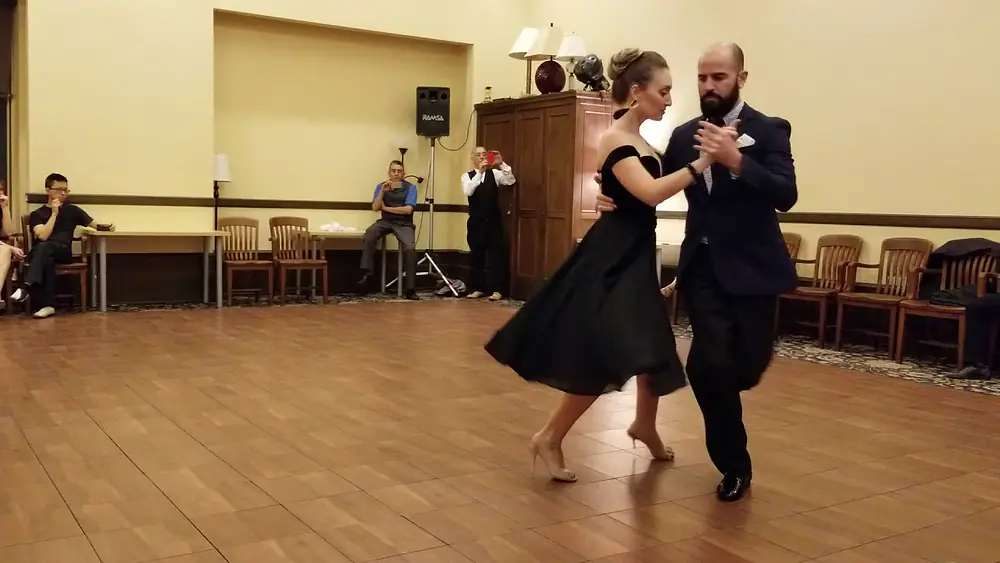 Video thumbnail for Lorena Gonzalez & Gaston Camejo performance at Milonga La Paz on April 7, 2019 (vals)