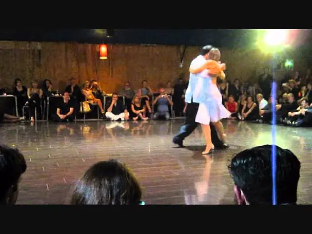 Video thumbnail for Fabian Peralta y Lorena Ermocida - La foule (Que nadie sepa mi sufrir)