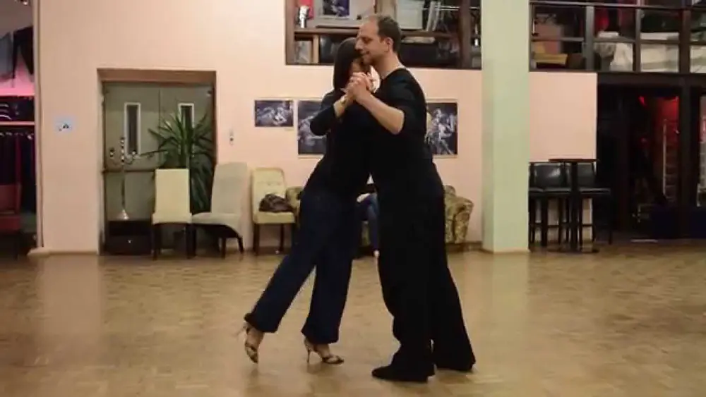 Video thumbnail for Susanne Opitz & Rafael Busch: Tangolesson torso leading trad Tango
