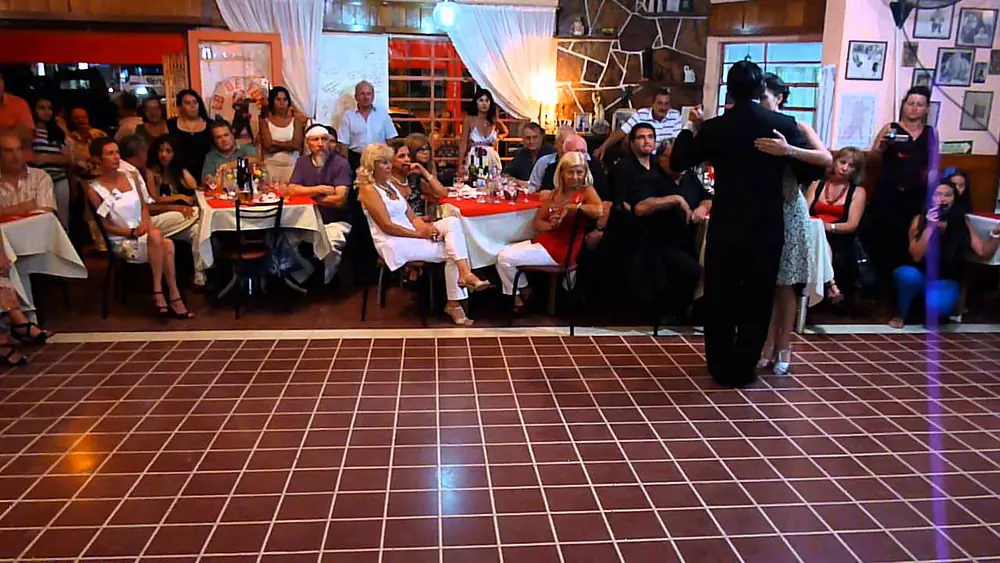 Video thumbnail for Rauli Choque y Julieta Qüesta bailan "Cantor de Barrio" en Milonga "Lo de Tony" Embalse. Enero 2013