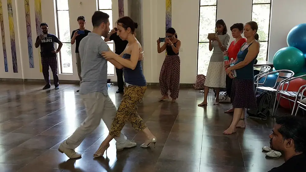 Video thumbnail for 2nd cours _ Davide Baldanza & Antonella Fanfano ❤❤ @ Auroville Holi Tango Festival 2018 _  India