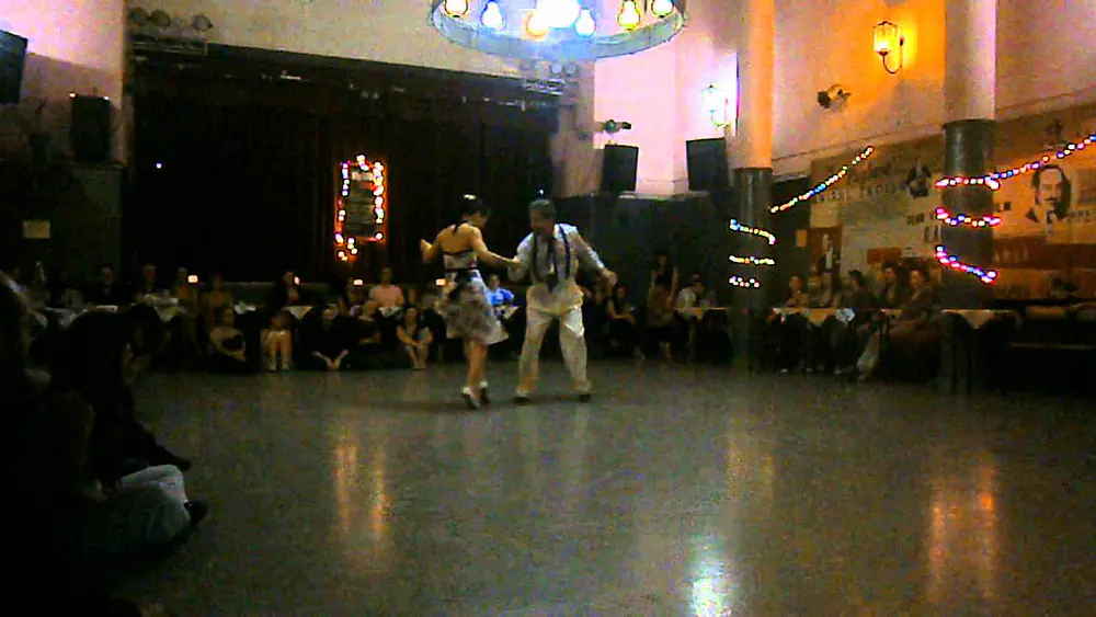 Video thumbnail for Lorena Mosele y Rafael Mendaro en El Motivo Tango, 17/12/2012