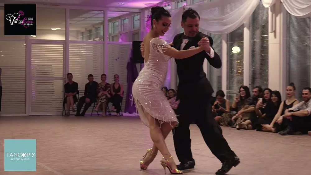 Video thumbnail for TANGO LOVERS FESTIVAL '24 - Yanina Quiñones & Neri Piliu dance La Juan D'Arienzo - Milonga del 83