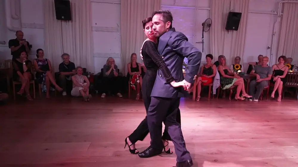 Video thumbnail for Mariela y Guillermo 2/4, el abrazo Hamburg, 2022/05 - Esta Noche Me Emborracho