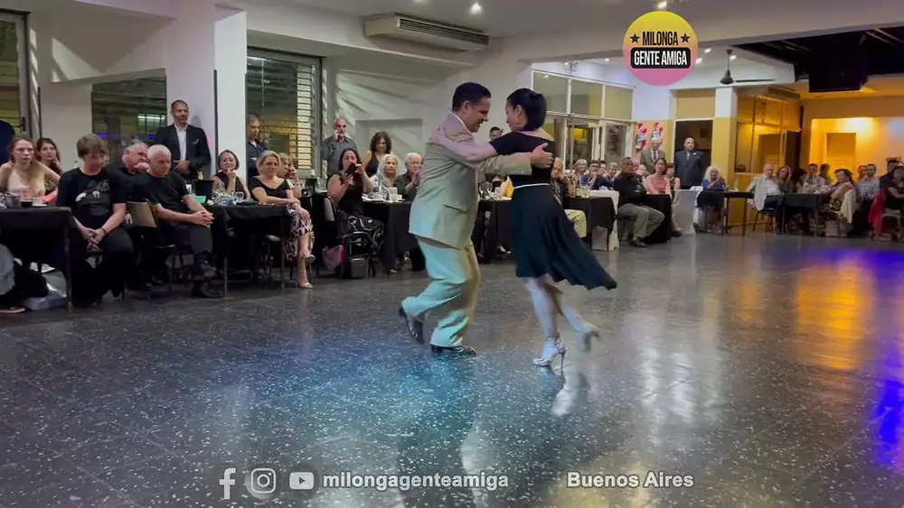 Video thumbnail for Lola Ruiz y Pedro Ochoa  - Milonga Gente Amiga - 21/ENE/2023 (2/3)