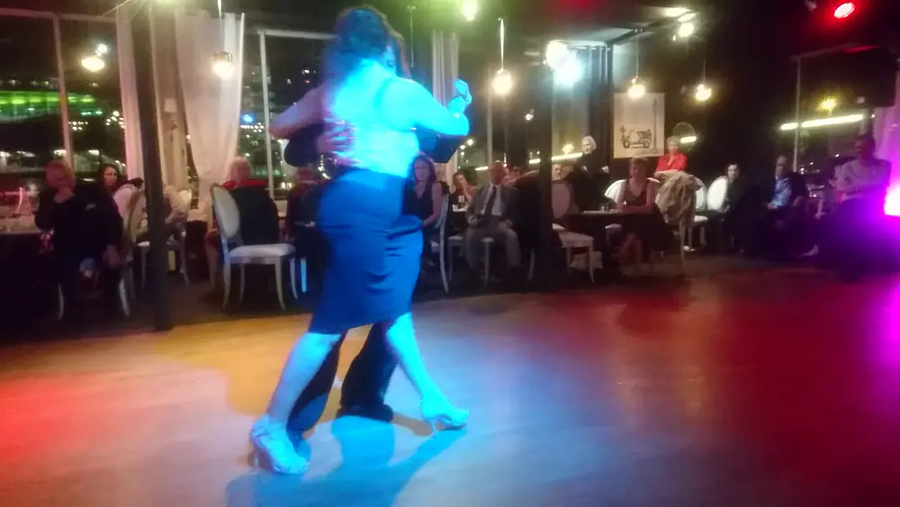 Video thumbnail for Mariana López Cattini & Pilar Mo bailan Juan D 'Arienzo "Bien Pulenta" Tango Barge -Paris