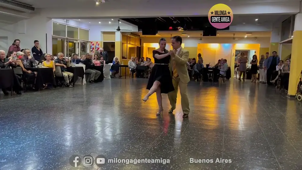 Video thumbnail for Lola Ruiz y Pedro Ochoa  - Milonga Gente Amiga - 21/ENE/2023 (1/3)
