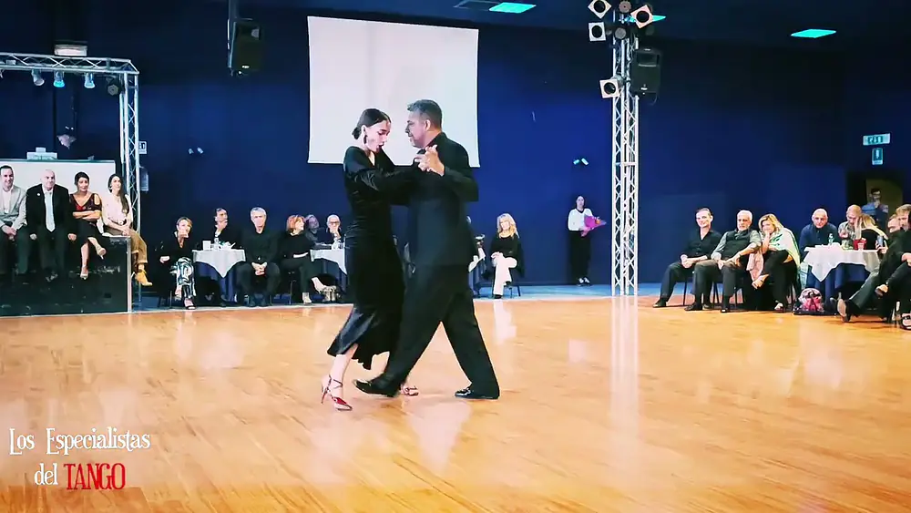 Video thumbnail for Aldana Valentina y Roberto Zuccarino @ La Bombonera Milonga, Napoli 2023_4/4
