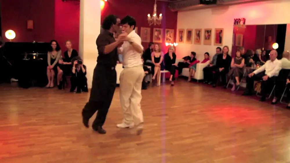 Video thumbnail for Claudio Cardona y Vito Muñoz - Donato »Qué hacés, qué hacés«