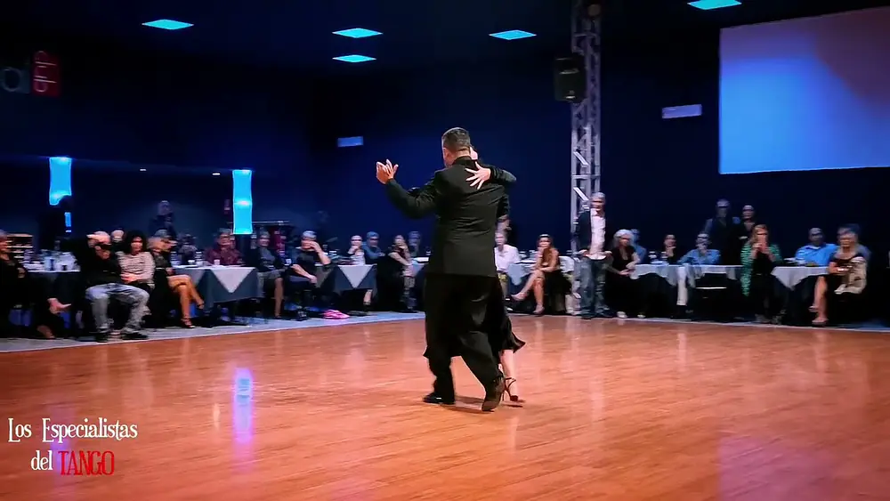 Video thumbnail for Aldana Valentina y Roberto Zuccarino @ La Bombonera Milonga, Napoli 2023_2/4