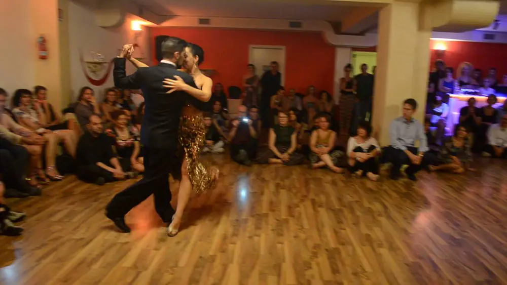 Video thumbnail for Jimena Hoeffner e Fernando Carrasco @Milonga La Rotonda 4di4