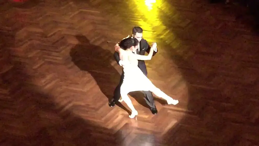 Video thumbnail for Jonatan Saavedra y Clarisa Aragon bailan "En tu corazon" un Tango Vals de Juan d'Arienzo