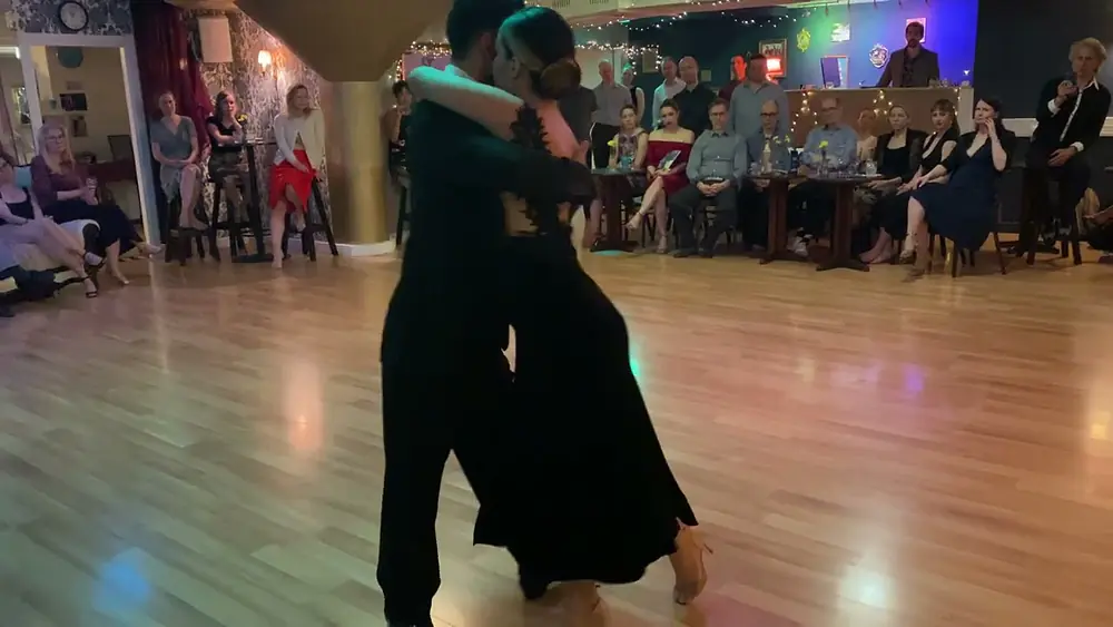 Video thumbnail for Juan Vargas y Ornella Simonetto 01 en Helsinki - copas amigos y besos, Aníbal Troilo y Marino