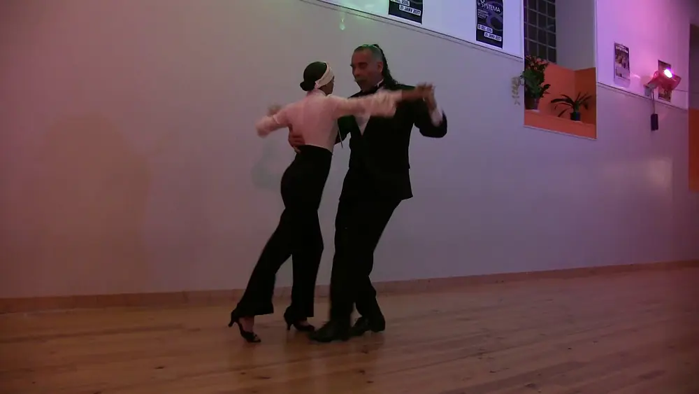 Video thumbnail for Mariana Flores et Eduardo Capussi dansent sur la milonga Portena Linda