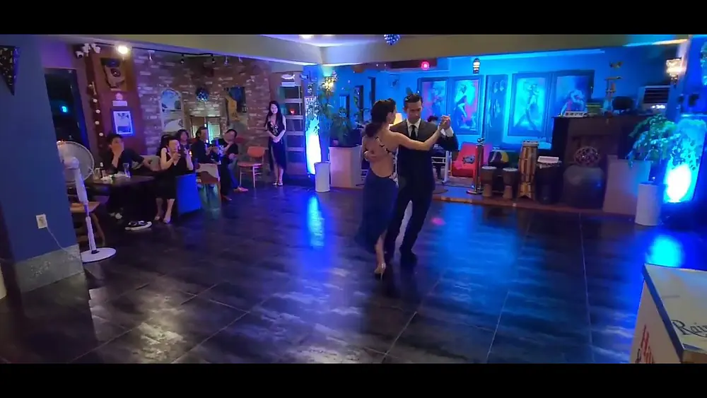 Video thumbnail for Pelin y Miguel Calvo - 1/3 Yuyo verde (Troilo ) Porto Cafe in Jeju